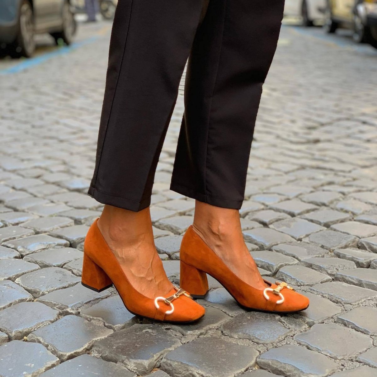 ELEGANT PUMPS WITH GOLD DETAIL - Liam & Ivy