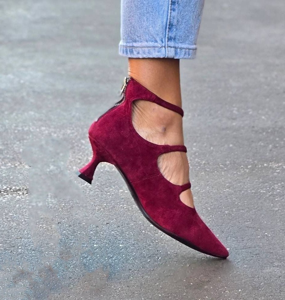 DECOLLETE WITH STRAPS AND LOW HEEL - Liam & Ivy