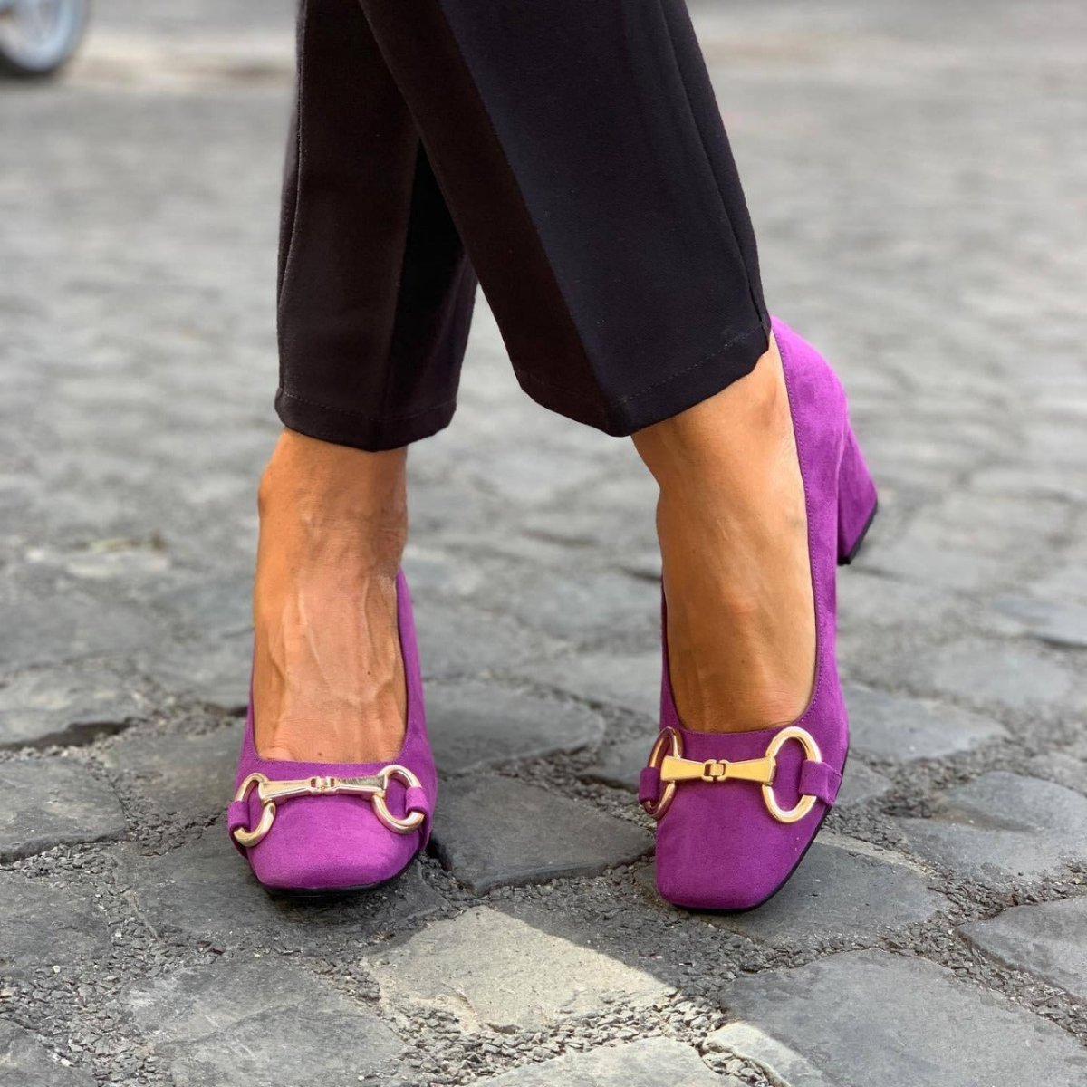 ELEGANT PUMPS WITH GOLD DETAIL - Liam & Ivy